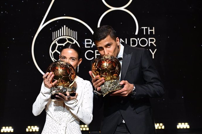 Los futbolistas españoles Aitana Bonmatí y Rodri Hernández, ganadores del Balón de Oro 2024.