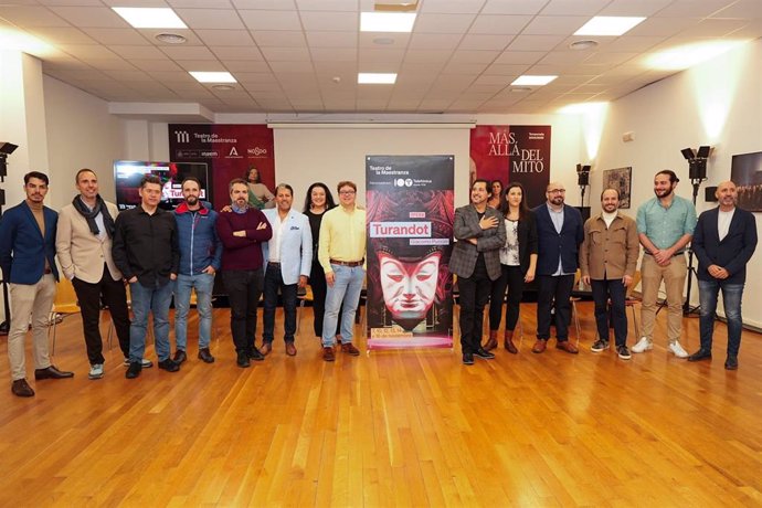 Foto de familia de la ópera 'Turandot', durante la presentación este martes.