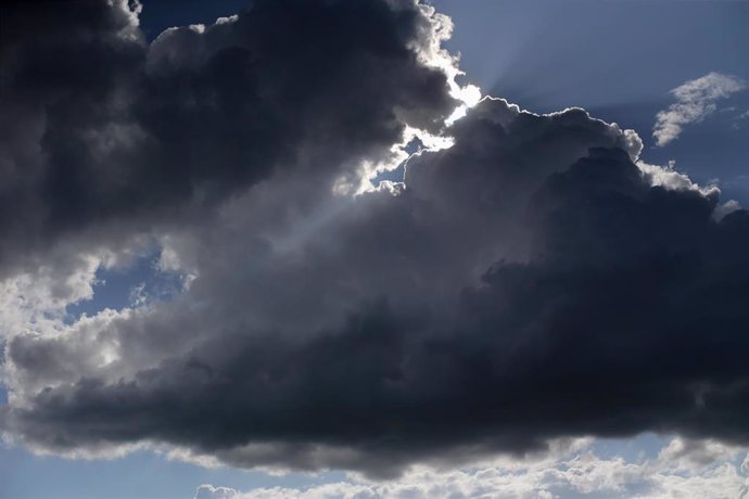 Archivo - Nubes de tormenta en Lugo, Galicia (España).