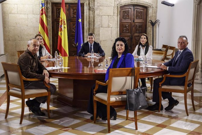 El presidente de la GeneralitatCarlos Mazón (3i); el presidente de la CEV, Salvador Navarro; la secretaria general de CCOO-PV, Ana García (3d), y el secretario general de UGT-PV, Ismael Sáez  en reunión para abordar los presupuestos de la Generalitat