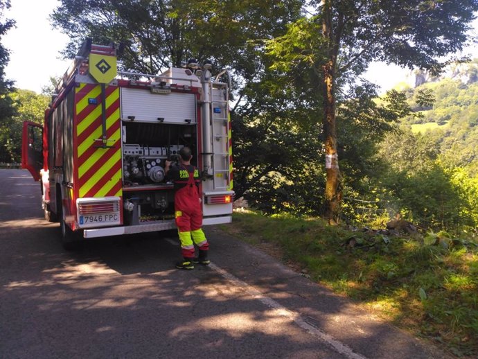 Archivo - Bomberos del Gobierno extinguen un incendio en una maleza en Miera.- Archivo