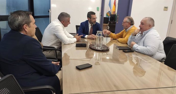 El alcalde de la ciudad gaditana de La Línea de la Concepción, Juan Franco, en una reunión con representantes del Grupo Transfronterizo.