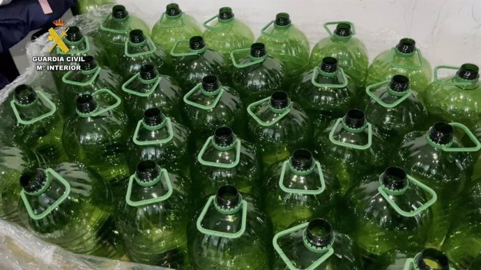 Bidones de aceite incautado a una banda criminal desmantelada en Bizkaia por la Guardia Civil