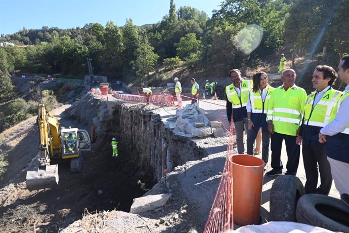 Archivo - Visita de obras de la consejera de Fomento, Rocío Díaz, en una visita a Capileira. Archivo.