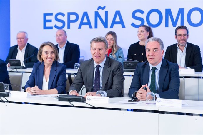 (I-D) La secretaria general del PP, Cuca Gamarra; el presidente del PP, Alberto Núñez Feijóo y el vicesecretario de Coordinación Autonómica y Local del PP, Elías Bendodo, durante una reunión del Comité Ejecutivo Nacional del partido, en el Hotel Hyatt Reg