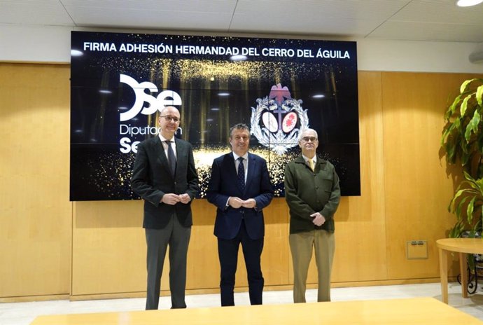 Javier Fernández con el Hermano Mayor de la Hermandad de El Cerro, Manuel Zamora, y el Teniente de Hermano Mayor, Rafael Madrigal