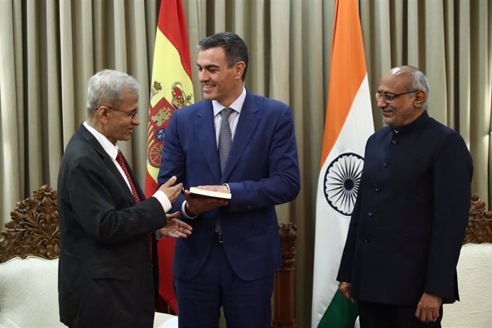 El presidente del Gobierno, Pedro Sánchez, y el gobernador del Estado de Maharashtra, Shri C.P. Radjakrishnann, durante un encuentro en la residencia oficial del gobernador, en la segunda jornada de su viaje a oficial a la República de India.