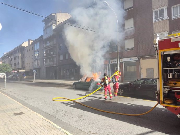 Vehículo incendiado este martes en Ponferrada (León)