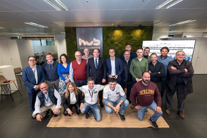 Foto de familia tras la presentación de la aplicación de la FEMMADI en el Hub Las Rozas Innova