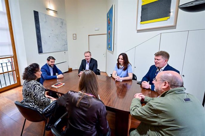 El primer teniente de alcalde y regidor de Cultura del Ayuntamiento de Palma, Javier Bonet, reunido con miembros del Instituto Nacional Fryderyk Chopin para estudiar posibles colaboraciones institucionales.