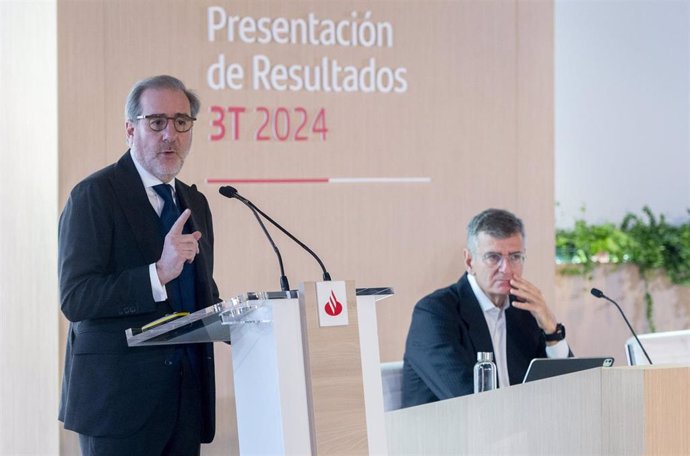 (I-D) El CEO, Héctor Grisi y el director financiero, José García Cantera, durante la presentación del tercer trimestre 2024 por el Banco Santander, en la Ciudad Grupo Santander, a 29 de octubre de 2024, en Boadilla del Monte, Madrid (España).