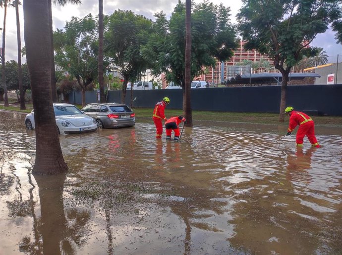 Balsa de agua por las fuertes lluvias en Benalmádena. 