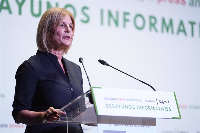 La alcaldesa y presidenta de la Federación Española de Municipios y Provincias (FEMP), María José García-Pelayo, durante su intervención en el encuentro informativo de Europa Press Andalucía.