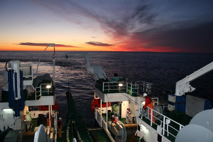 Archivo - Trabajos a bordo del buque oceanográfico Vizconde de Eza