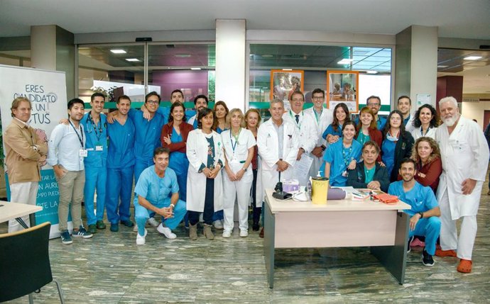 Profesionales que han atendido este martes la mesa informativa colocada en el 'hall' del Hospital de Rehabilitación de Traumatología.