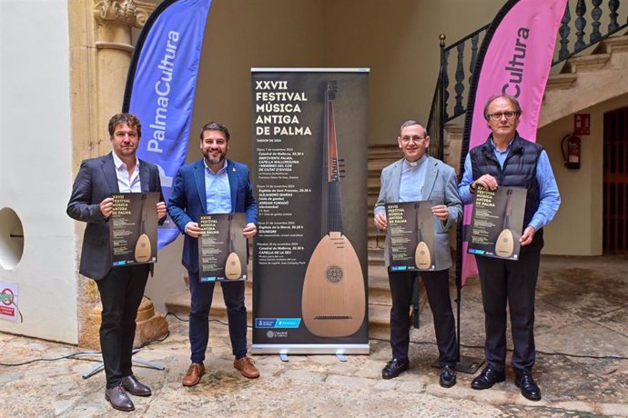 El primer teniente de alcalde y regidor de Cultura, Javier Bonet, junto con algunos de los organizadores del 26º Festival de Música Antiga de Palma.