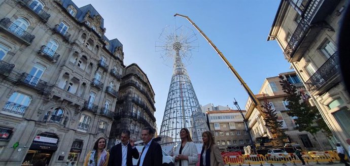 Vigo ultima el montaje del árbol de Navidad para la campaña 2024-25