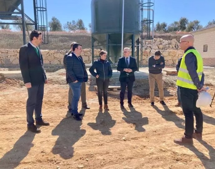 Archivo - El delegado de la Junta en Jaén, Jesús Estrella, (c) en una visita a las obras de la agrupación de vertidos y EDAR de Jabalquinto.