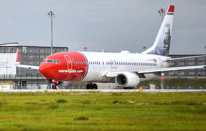 Archivo - FILED - 12 September 2017, Brandenburg, Schoenefeld: A passenger aircraft of the Norwegian Air Shuttle takes off from Berlin Brandenburg Airport Willy Brandt (BER). Photo: Patrick Pleul/zb/dpa