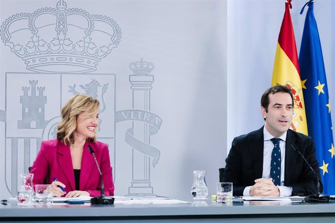 La ministra Portavoz, Pilar Alegría, junto al ministro de Economía, Comercio y Empresa, Carlos Cuerpo, durante la rueda de prensa tras el consejo de ministros, en el Palacio de La Moncloa, a 29 de octubre de 2024, en Madrid (España). El Consejo de Ministr