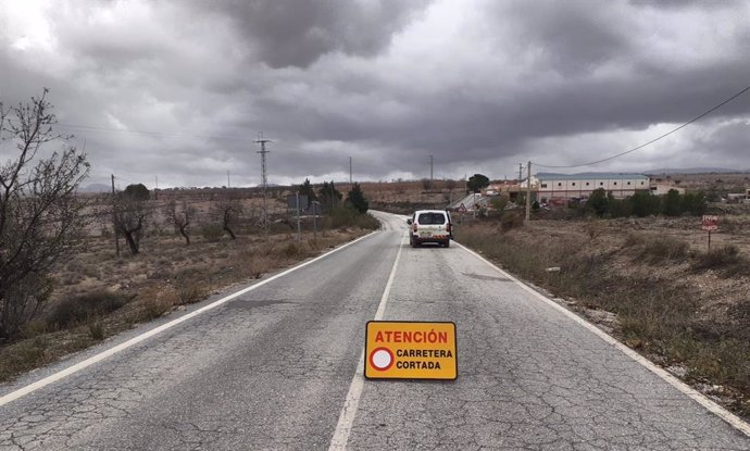 Cartel que indica carretera cortada en AL-7100.