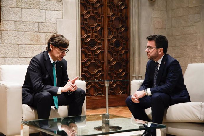 El president de la Generalitat de Cataluña, Salvador Illa (i), durante una reunión con el expresident de la Generalitat Pere Aragonès (d), en el Palau de la Generalitat, a 29 de octubre de 2024, en Barcelona, Cataluña (España). Esta es la primera cita ent