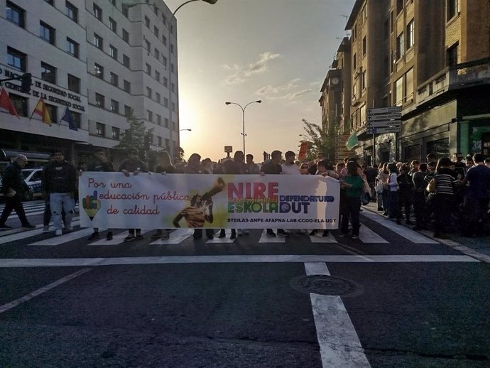 Manifestación convocada por los sindicatos de la educación pública de Navarra