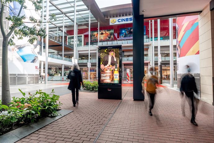 Archivo - Pantalla de JCDecaux en un centro comercial.