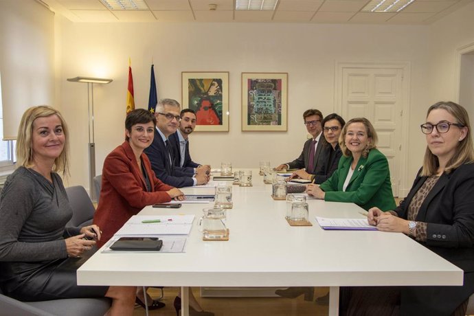 La ministra de Vivienda y Agenda Urbana, Isabel Rodríguez, junto a la presidenta del Banco Europeo de Inversiones (BEI), Nadia Calviño, durante una reunión mantenida este martes en la sede del Ministerio. En Madrid, a 29 de octubre de 2024.