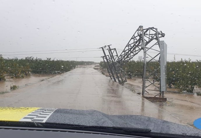 Imagen de la torre de luz cañida por un tornado en Carlet