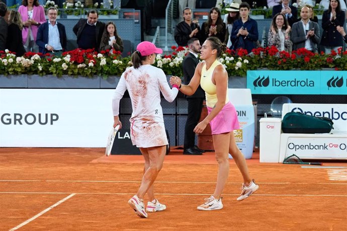 Archivo - Iga Swiatek y Aryna Sabalenka se saludan tras la final del Mutua Madrid Open 2024