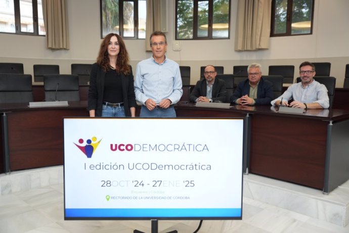 Los catedráticos Manuel Ruiz de Adana y María Dolores Redel, en la primera sesión de 'Ucodemocrática'.