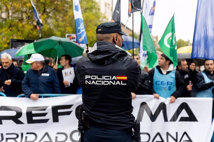 Un agente de Policía Nacional delante de una concentración de sindicatos de Policía y Guardia Civil frente al Congreso de los Diputados.