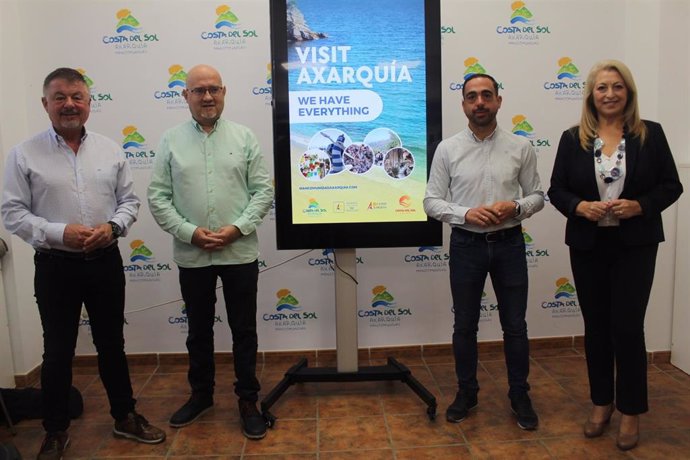 El presidente de la Mancomunidad de Municipios de la Costa del Sol Axarquía, Jorge Martín; el vicepresidente responsable del área de Turismo, Jesús Pérez Atencia y el presidente de APTA, Álvaro Hurtado, han presentado la campaña de la comarca en la WTM