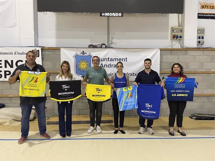 La alcaldesa de Andratx, Estefania Gonzalvo, junto con representantes de los clubes deportivos que compiten a nivel nacional.