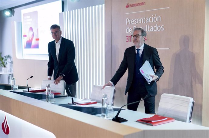 (I-D) El director financiero, José García Cantera y el CEO, Héctor Grisi, durante la presentación del tercer trimestre 2024 por el Banco Santander, en la Ciudad Grupo Santander, a 29 de octubre de 2024, en Boadilla del Monte, Madrid (España).