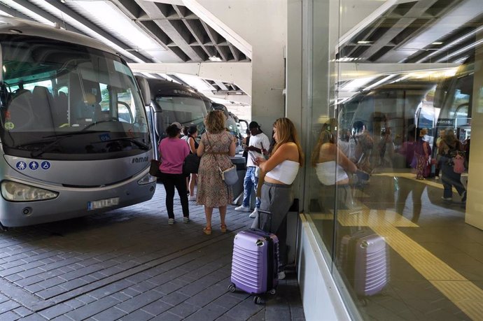 Archivo - Varias personas esperan para subirse a un autobús en la estación de autobuses de Méndez Álvaro, a 2 de agosto de 2024, en Madrid