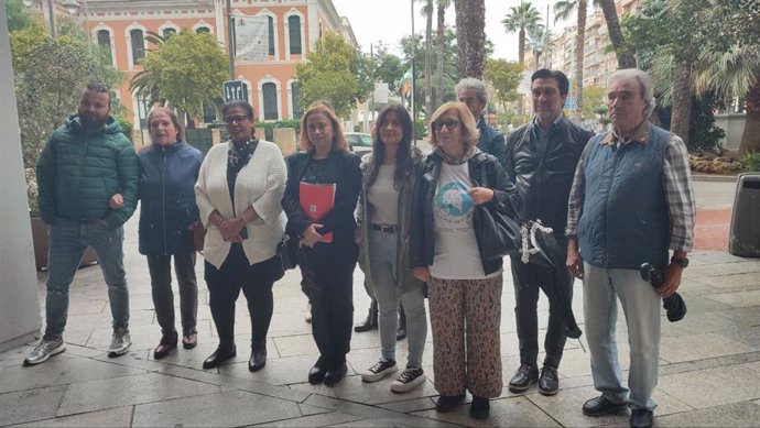 Representantes de las diferentes organizaciones que componen la Plataforma Andaluza por la Mayoría Social en Huelva.