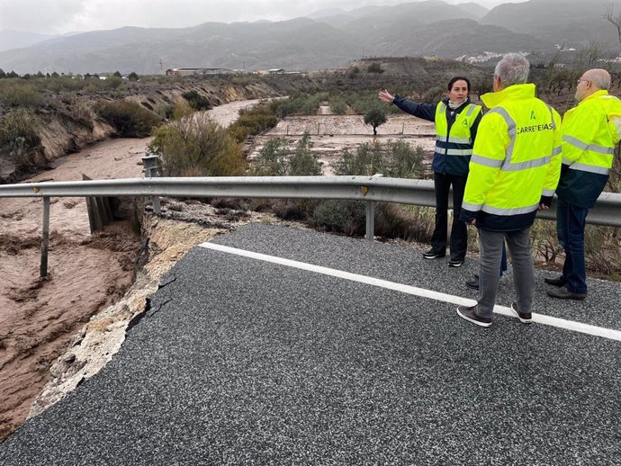 La delegada de la Junta en Almería, Aránzazu Martín, señala el socavón que bloquea la A-334.