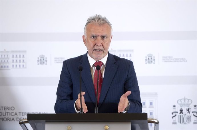 El ministro de Política Territorial y Memoria Democrática, Ángel Víctor Torres, en una rueda de prensa.