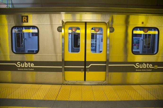 Archivo - Tren de Buenos Aires Subte