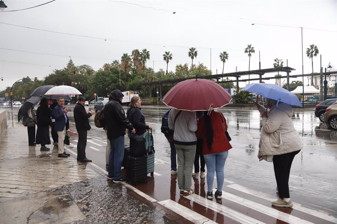 Personas con paraguas por las calles de Málaga, a 29 de octubre de 2024, en Málaga, Andalucía (España). Málaga y varias zonas de su provincia están bajo aviso rojo debido a un intenso episodio meteorológico provocado por una Depresión Aislada en Niveles A