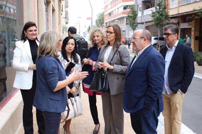 La vicesecretaria de Organización del PP, Carmen Fúnez, y la portavoz del Grupo Municipal del PP en Tarragona, Maria Mercè Martorell, con representantes de la Asociación de Vecinos del Barri del Port