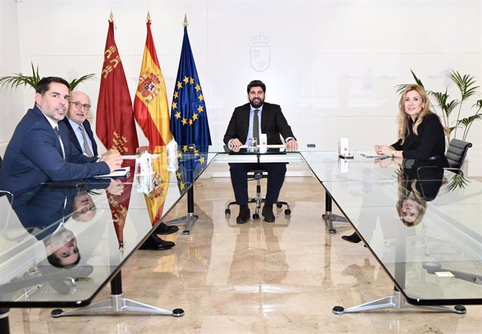 El presidente de la Región de Murcia, Fernando López Miras, con el presidente de Repsol, Antonio Brufau