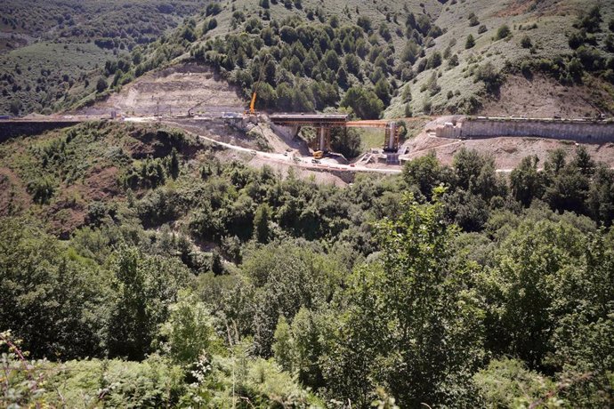 Archivo - Varias grúas trabajan en la reconstrucción de los viaductos de Castro en la Autovía del Noroeste, A-6, a 31 de julio de 2023, en Lugo, Galicia (España). Las obras de reconstrucción de los viaductos de Castro en la Autovía del Noroeste, A-6 conti