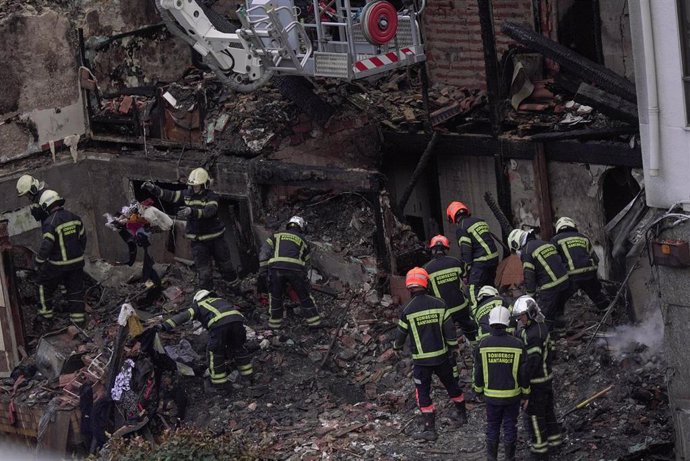 Agentes del equipo de bomberos trabajando en el edificio derrumbado en La Albericia