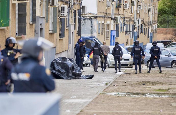 Amplio dispositivo policial en el barrio del Torrejón, a 29 de octubre de 2024 en Huelva (Andalucía, España), donde la Policía Nacional ha detenido a dos personas.