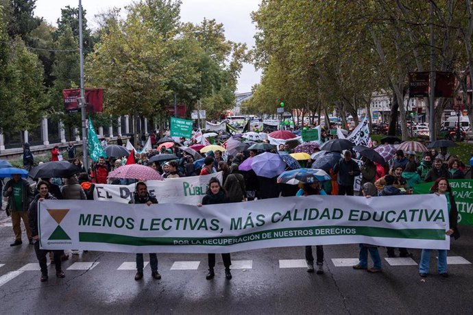 Cientos de personas durante una manifestación por la educación pública, desde Neptuno hasta Sol, a 29 de octubre de 2024, en Madrid (España). 