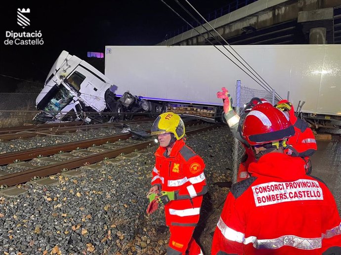 Cortada la línea de tren entre València y Barcelona y la C-6 de Cercanías al volcar un camión sobre la vía