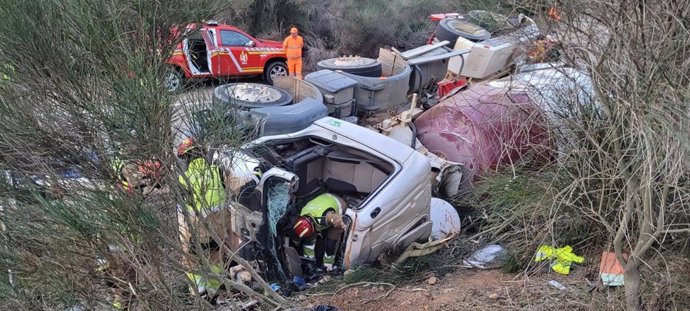 Camión siniestrado en Santas Martas (León)